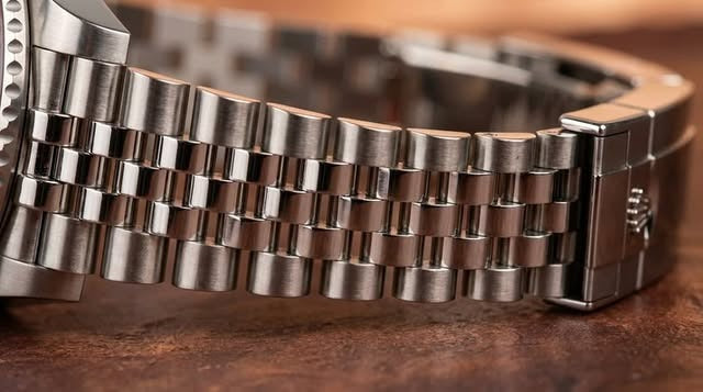Rolex GMT-Master II “Pepsi” — Red & Blue Bezel