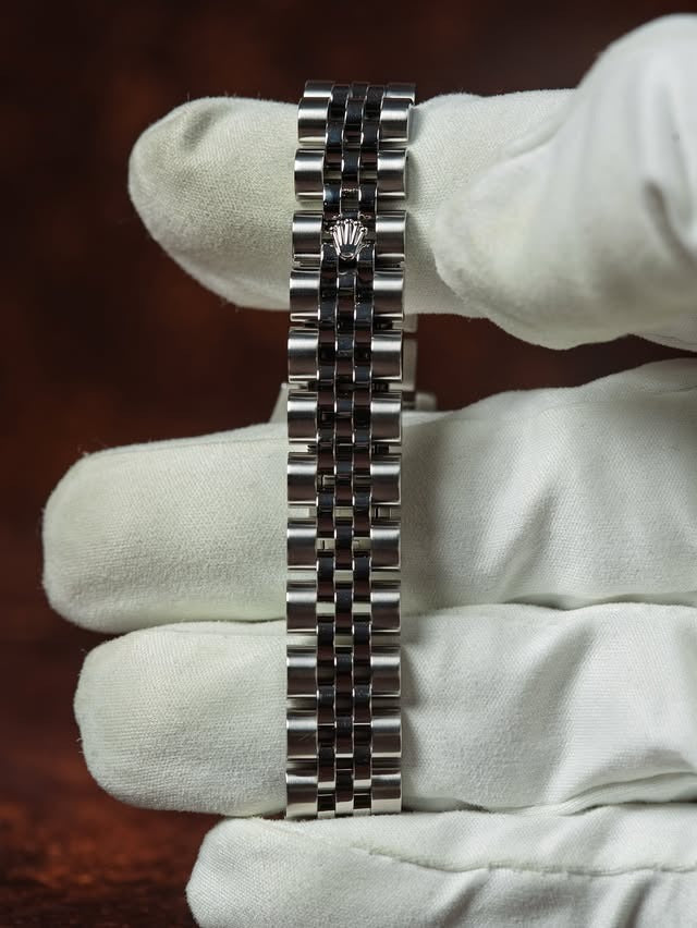 Rolex Lady-Datejust 26 — Mother of Pearl Diamond Dial